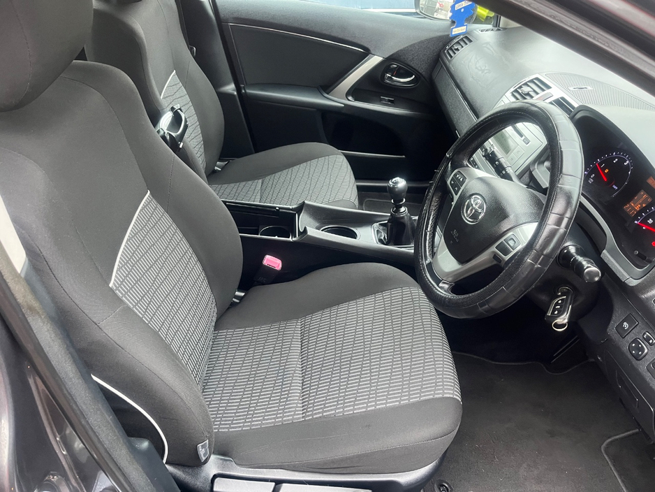 2014 Toyota Avensis - image 5