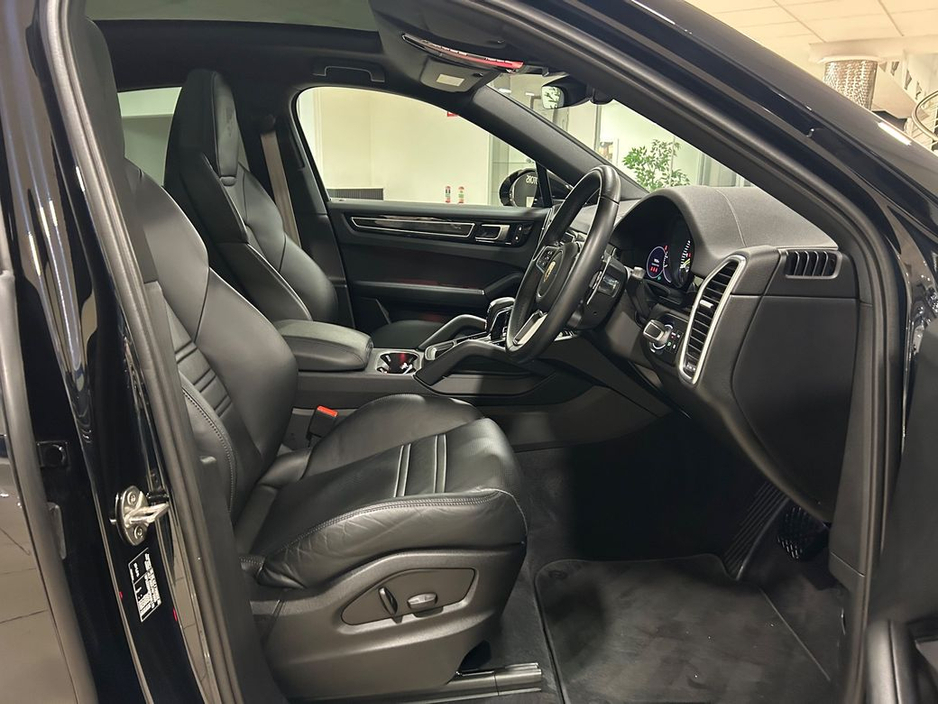 2023 Porsche Cayenne - image 30