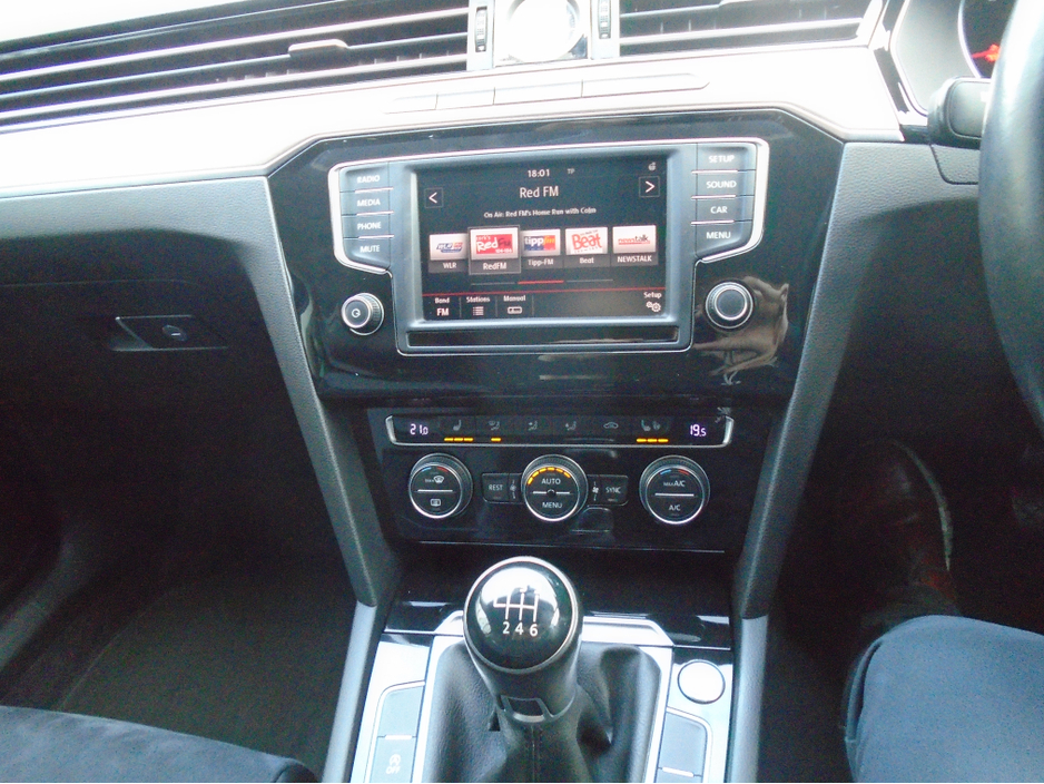 2016 Volkswagen Passat - image 9