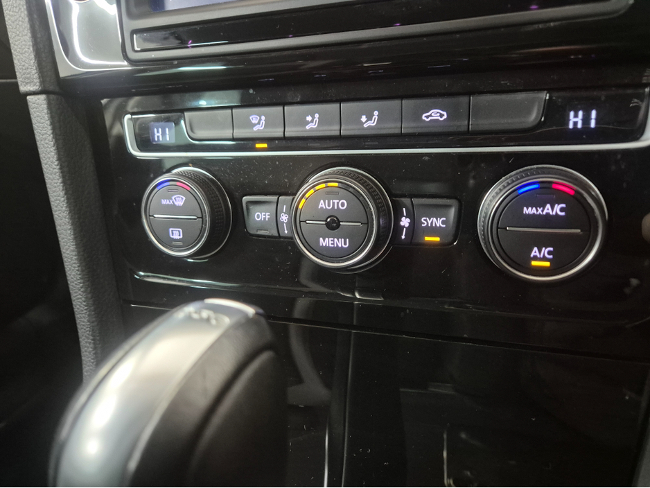 2017 Volkswagen Golf **HIGHLINE**ONLY 63000KMS**ALCANTARA SEATS*17" ALLOYS**BLIND SPOT WARNING**LANE ASSIST**KEYLESS ENTRY AND START**ADAPTIVE CRUISE CONTROL**DUAL ZONE CLIMATE CONTROL*REVERSE CAMERA*BLUETOOTH STREAMI €16,949