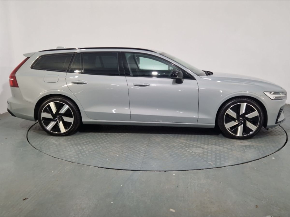 2024 Volvo V60 - image 13