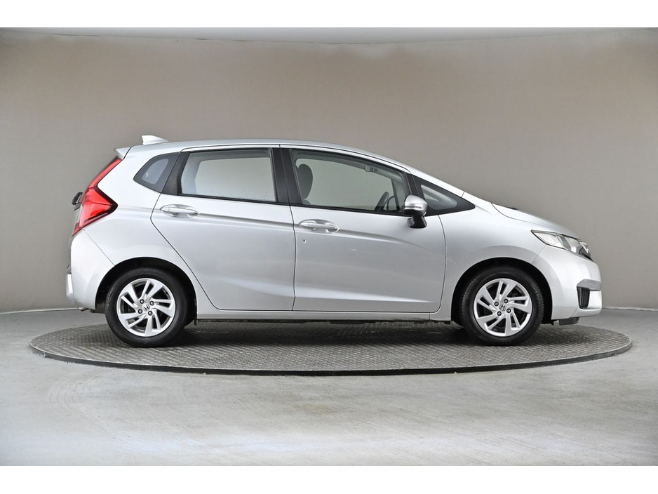 2016 Honda Jazz - image 11