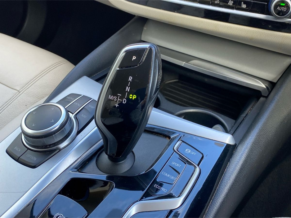 2022 BMW 5 Series - image 10