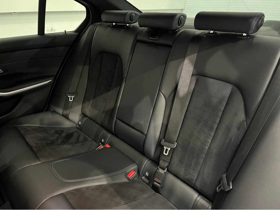 2023 BMW 3 Series - image 15