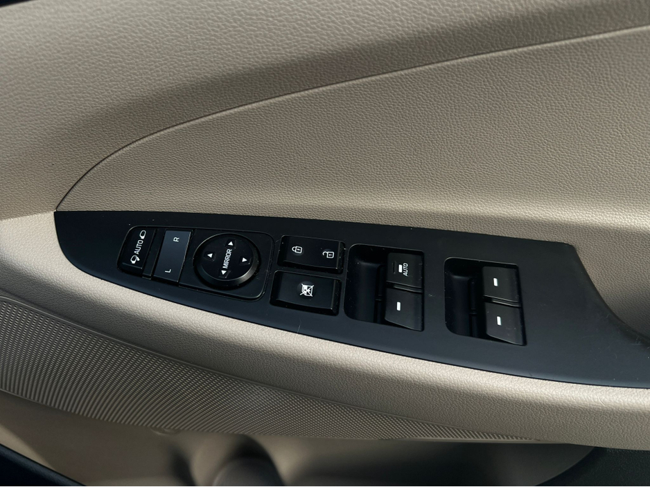 2016 Hyundai Tucson - image 18