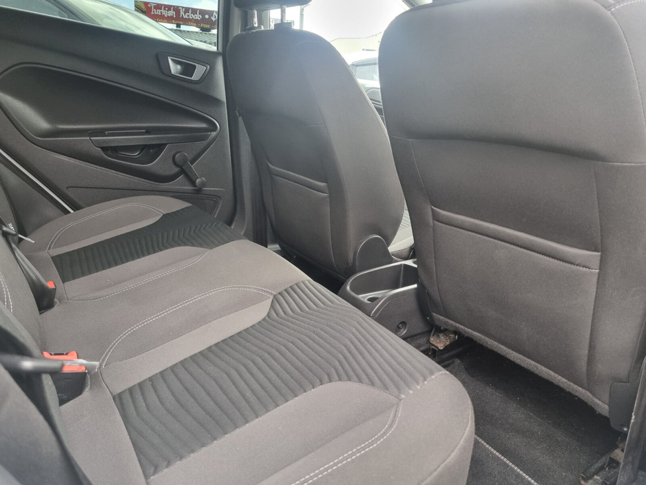 2015 Ford Fiesta - image 9