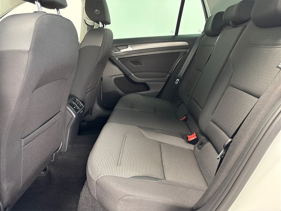 2019 Volkswagen Golf COMFORTLINE**TOUCHSCREEN MEDIA**APPLE CAR PLAY**REVERSE CAMERA**PARKING SENSORS**MULTIFUNCTIONAL STEERING WHEEL**CRUSIE CONTROL**DUAL CLIMATE**CLOTH SEATS**ELECTRIC WINDOWS**AIRCONDITIONING**ISOFIX** €19,495