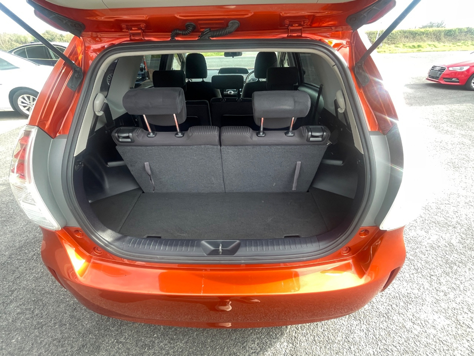 2014 Toyota Prius Alpha - image 8