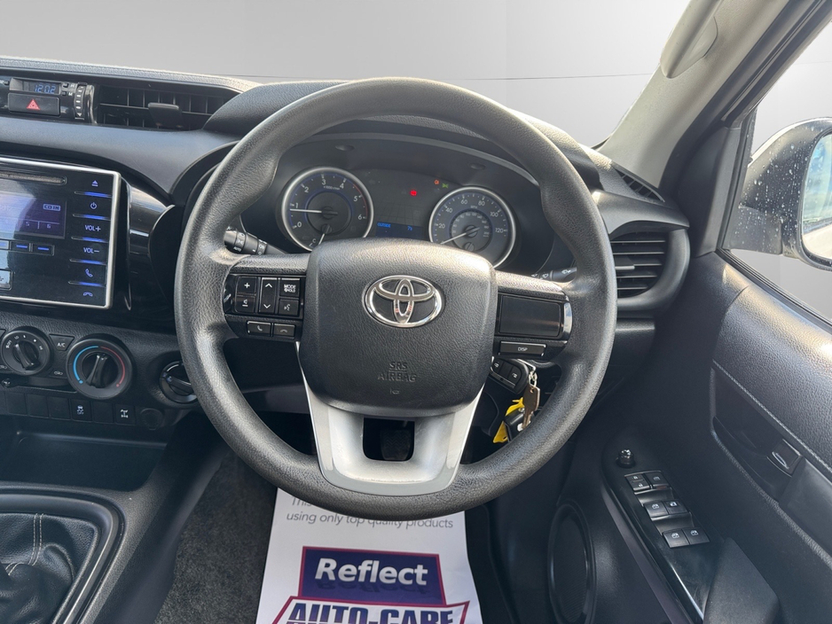 2017 Toyota Hilux - image 14