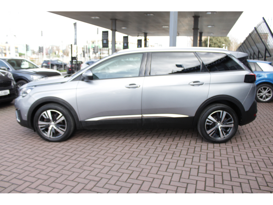 2020 Peugeot 5008 - image 7
