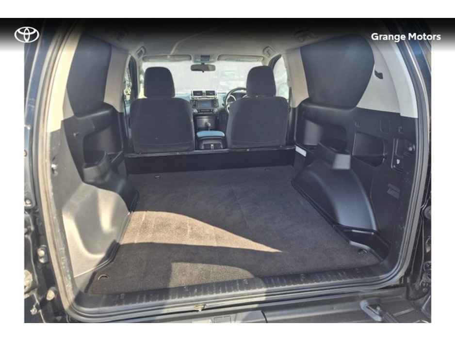 2016 Toyota Landcruiser - image 6