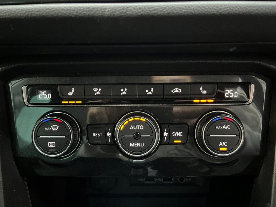 2018 Volkswagen Tiguan €24950! 2018 VOLKSWAGEN TIGUAN TDI 4 MOTION  2.0 AUTOMATIC / CRUISE CONTROL / REVERSE CAMERA / HEATED FRONT & REAR SEATS / PADDLE SHIFTERS €24,950