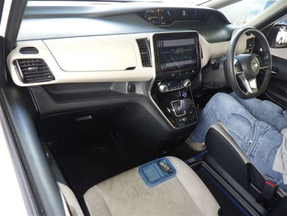 2020 Nissan Serena - image 4