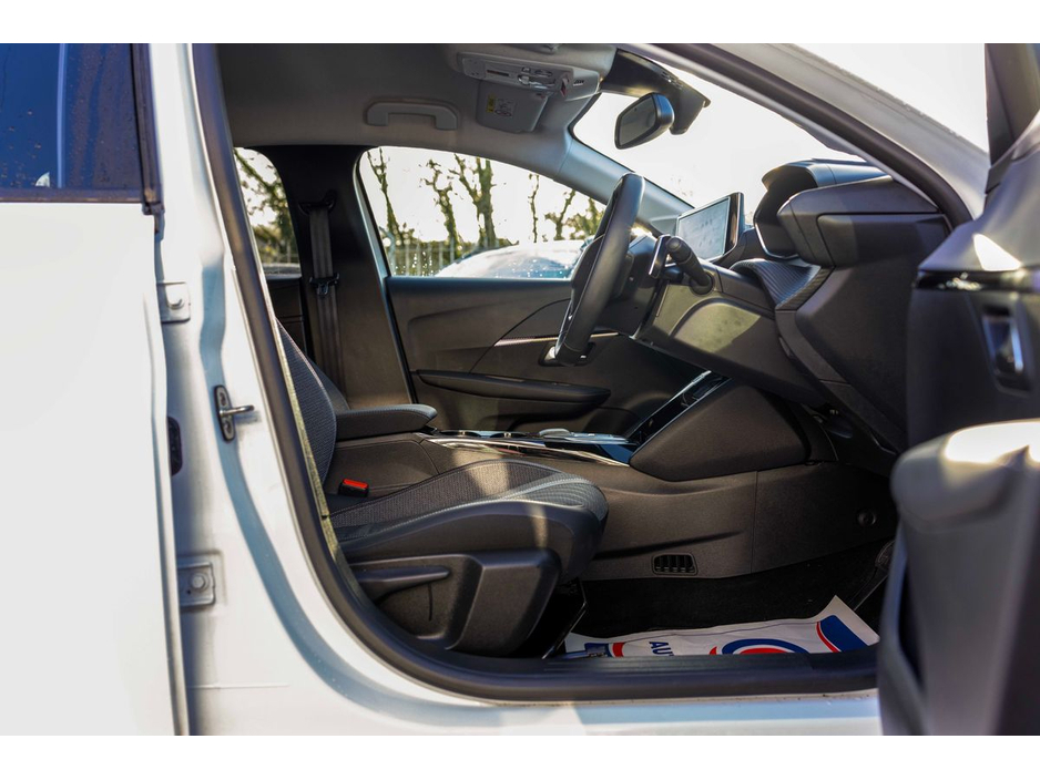 2025 Peugeot 208 - image 7