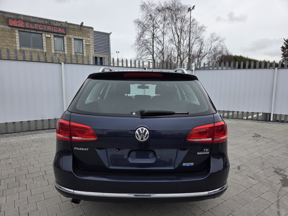 2011 Volkswagen Passat - image 9