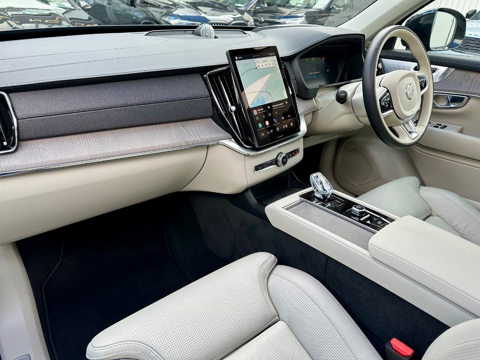 2025 Volvo XC90 - image 10