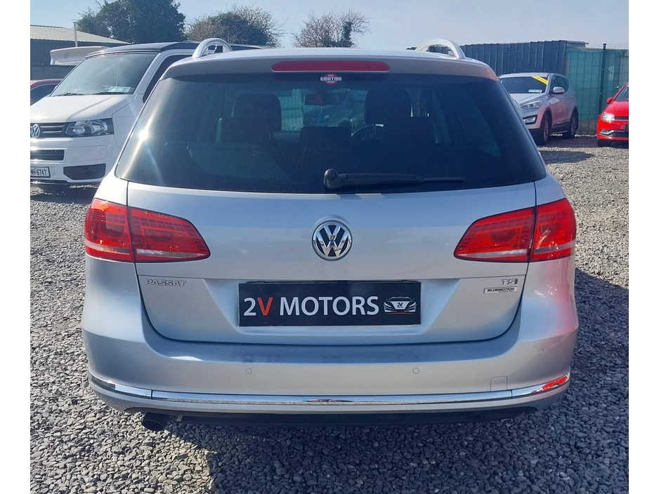 2011 Volkswagen Passat - image 3