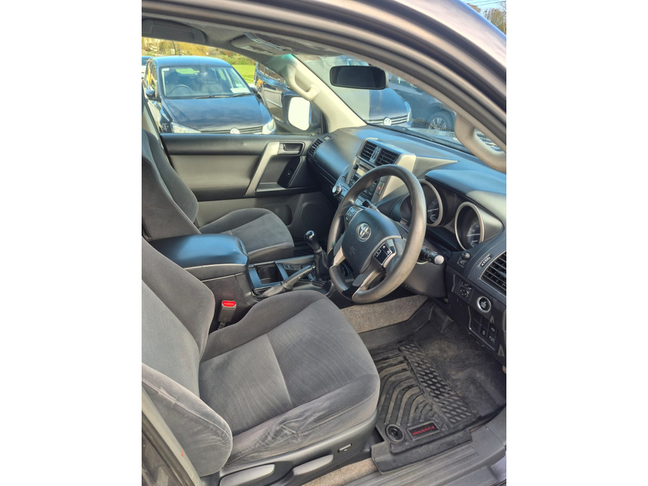 2011 Toyota Landcruiser - image 14