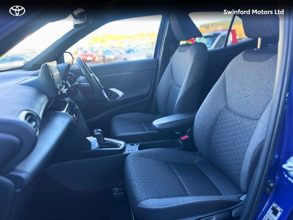 2024 Toyota Yaris Cross - image 6