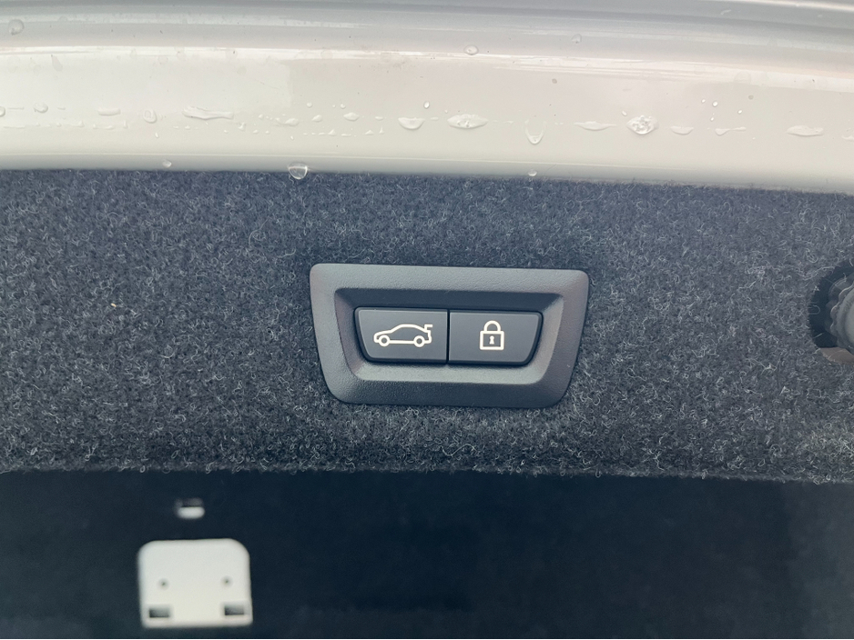 2019 BMW 5 Series - image 11