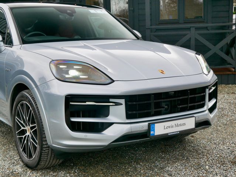2024 Porsche Cayenne - image 7