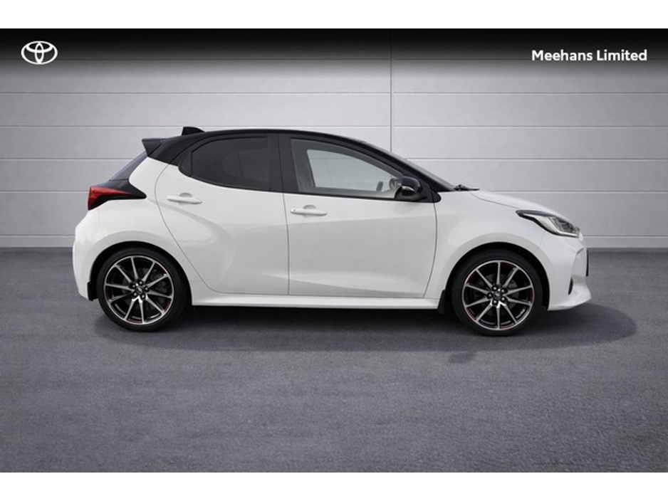 2023 Toyota Yaris - image 6