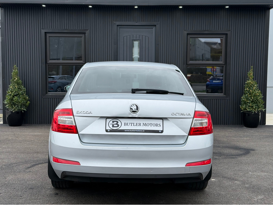 2016 Skoda Octavia - image 24