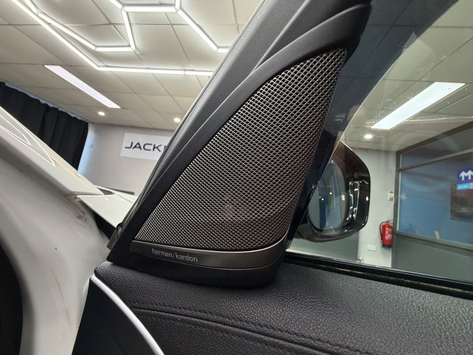 2019 BMW 5 Series - image 32