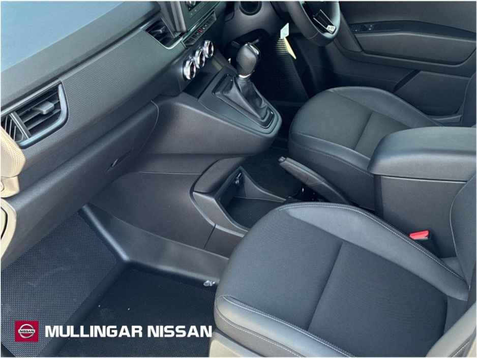 2025 Nissan Townstar - image 3