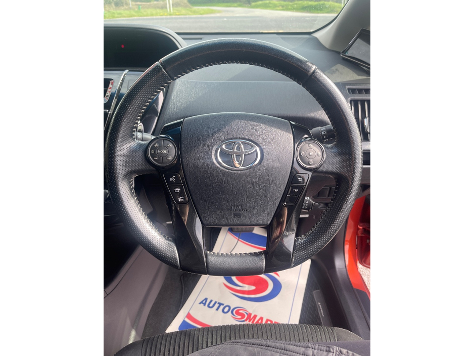 2014 Toyota Prius Alpha - image 13