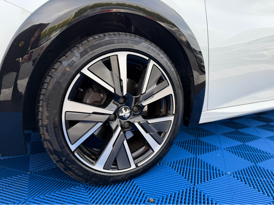 2020 Peugeot 208 - image 11