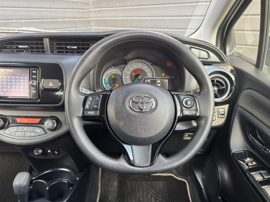 2018 Toyota Yaris - image 9