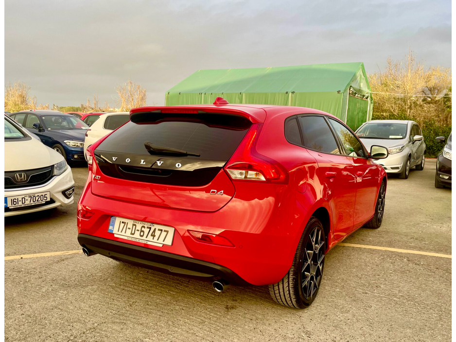 2017 Volvo V40 - image 8