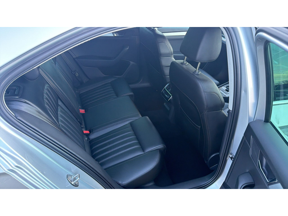 2019 Skoda Superb - image 9