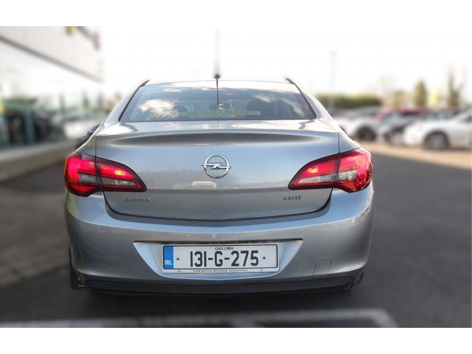 2013 Opel Astra - image 4