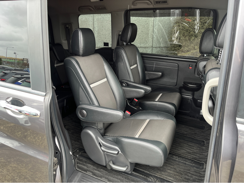 2019 Honda Stepwagon - image 12