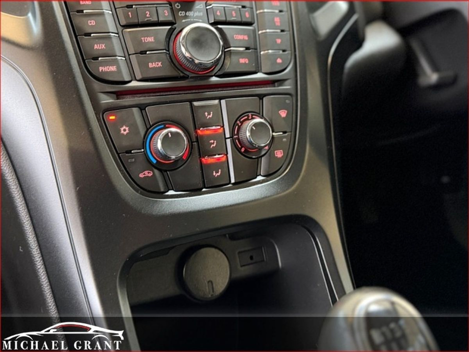 2015 Opel Astra - image 24