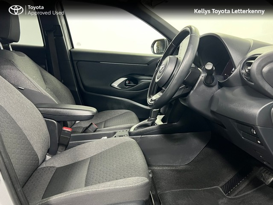 2023 Toyota Yaris Cross - image 12