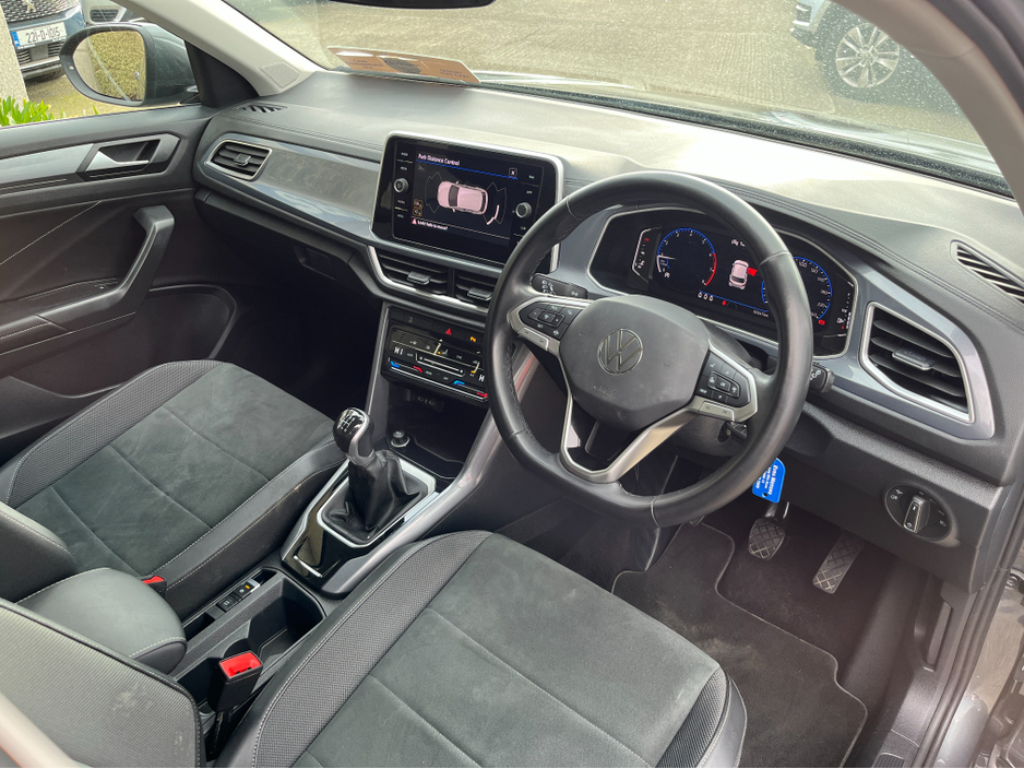 2024 Volkswagen T-Roc - image 14