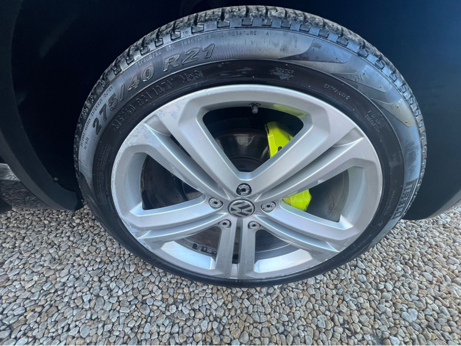 2018 Volkswagen Touareg - image 19