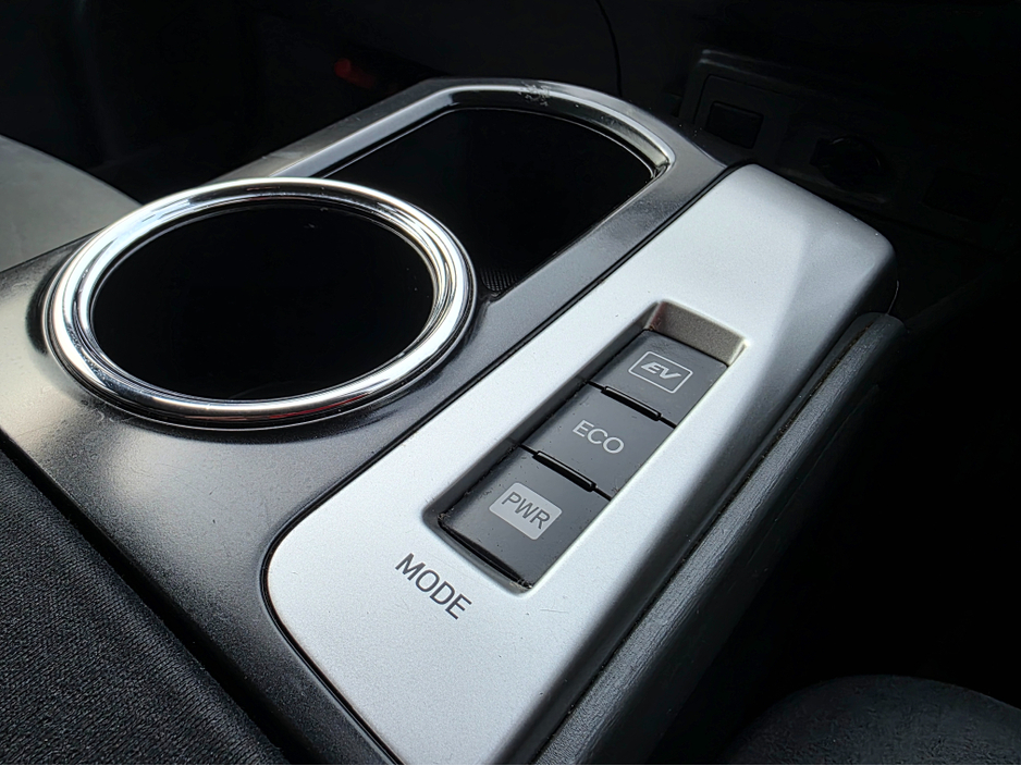 2013 Toyota Prius Alpha - image 15