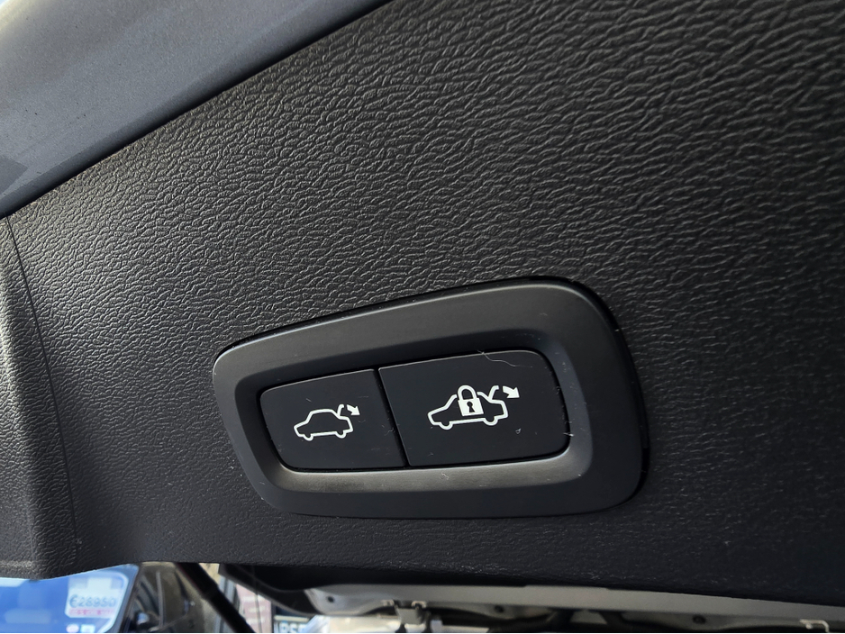 2023 Volvo XC40 - image 34