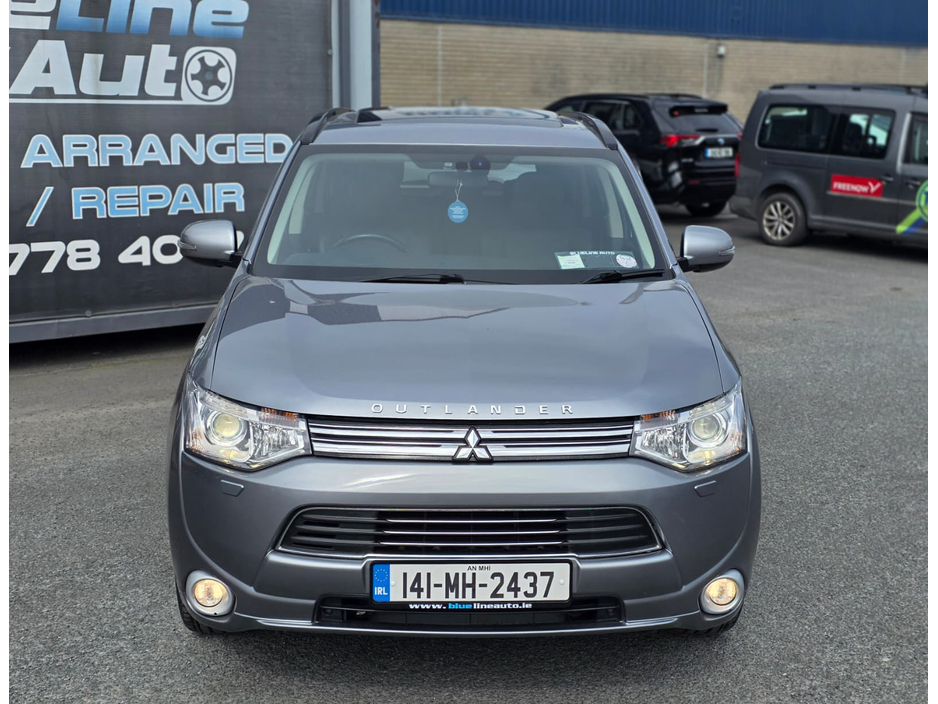 2014 Mitsubishi Outlander - image 2