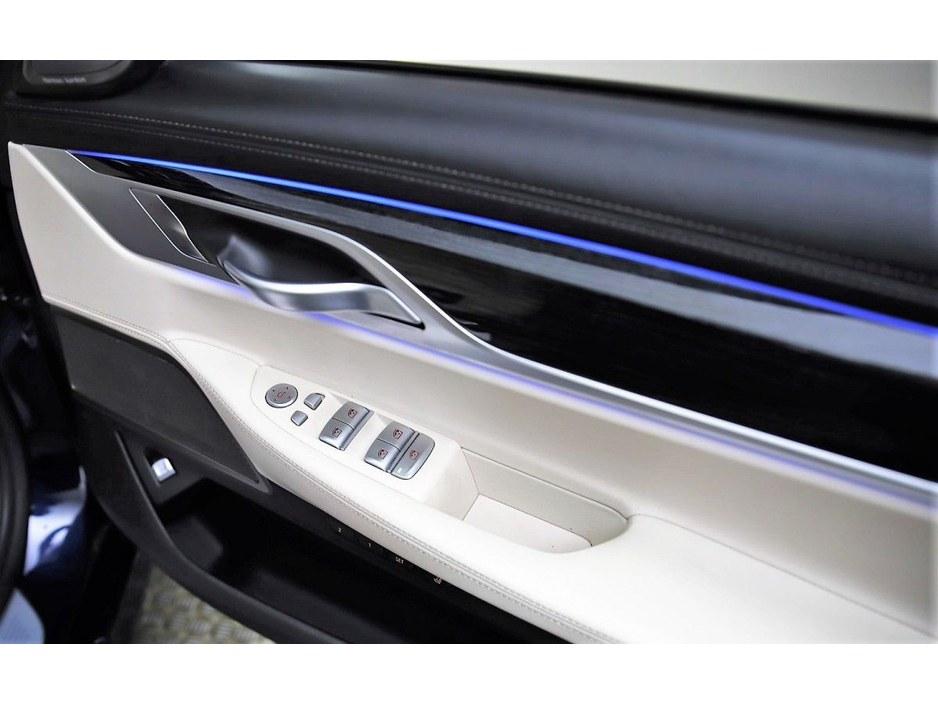 2020 BMW 7 Series - image 27