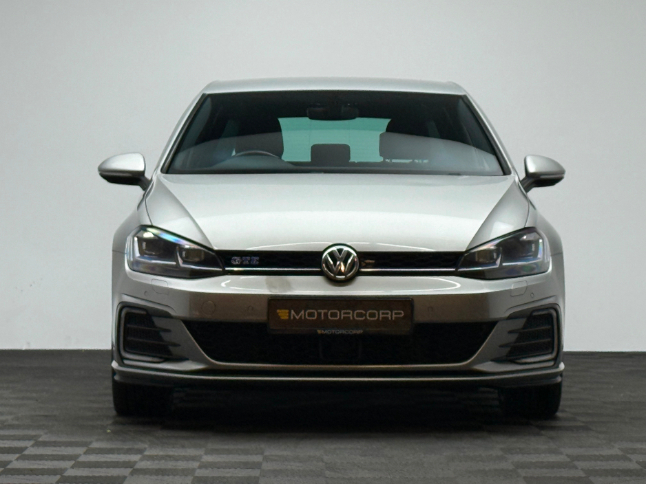 2018 Volkswagen Golf - image 2