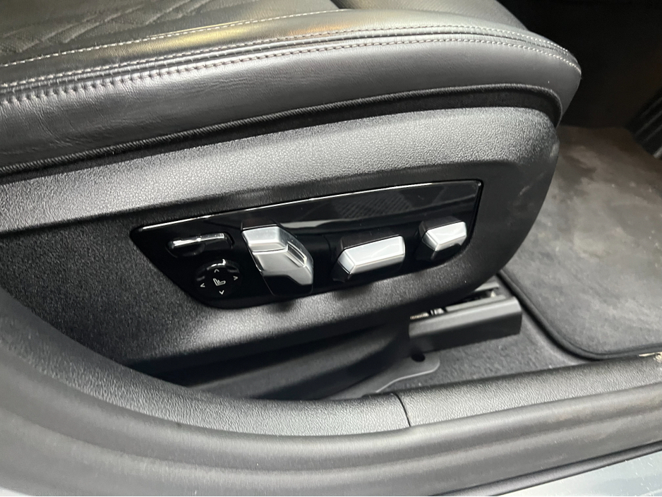 2020 BMW 5 Series - image 11