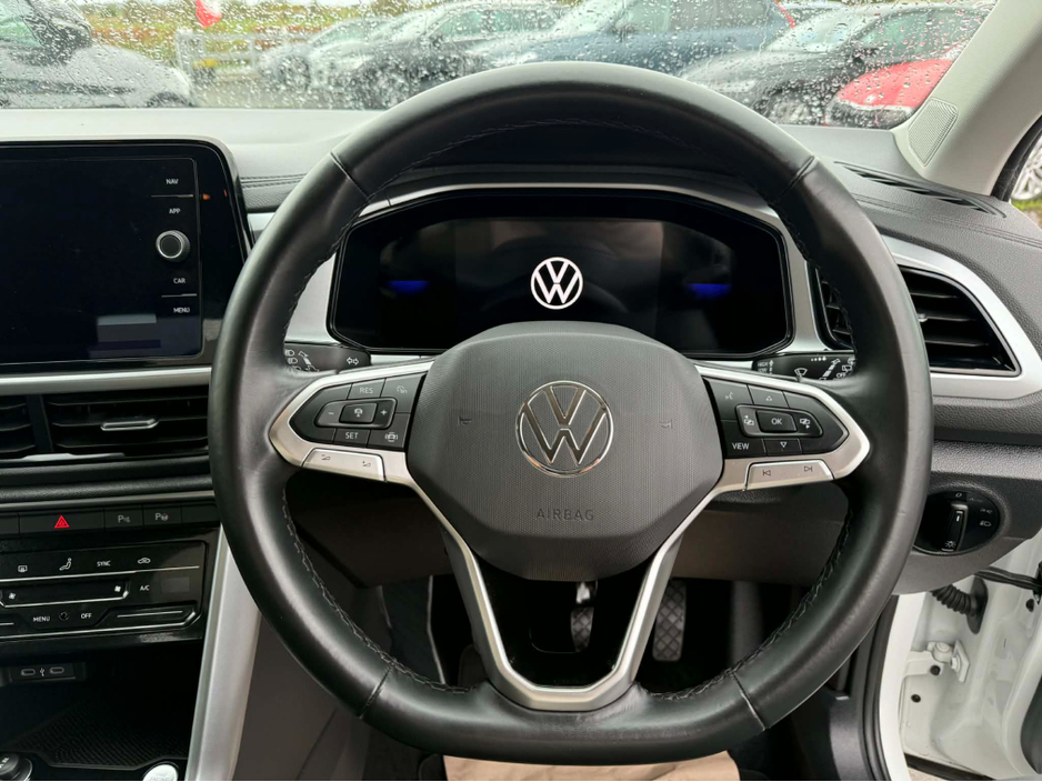 2024 Volkswagen T-Roc - image 10