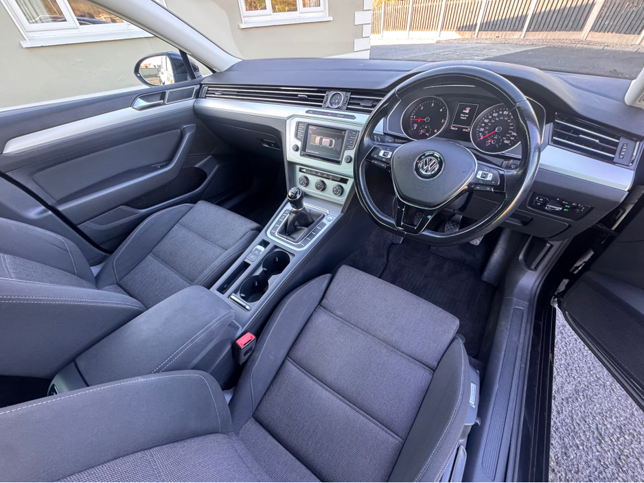 2015 Volkswagen Passat - image 3