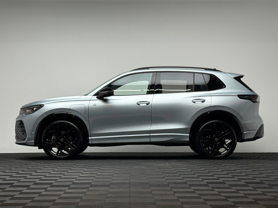 2025 Volkswagen Tiguan - image 4