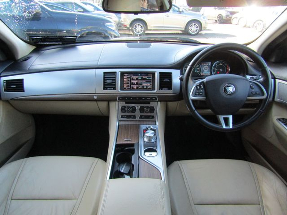 2014 Jaguar XF - image 15